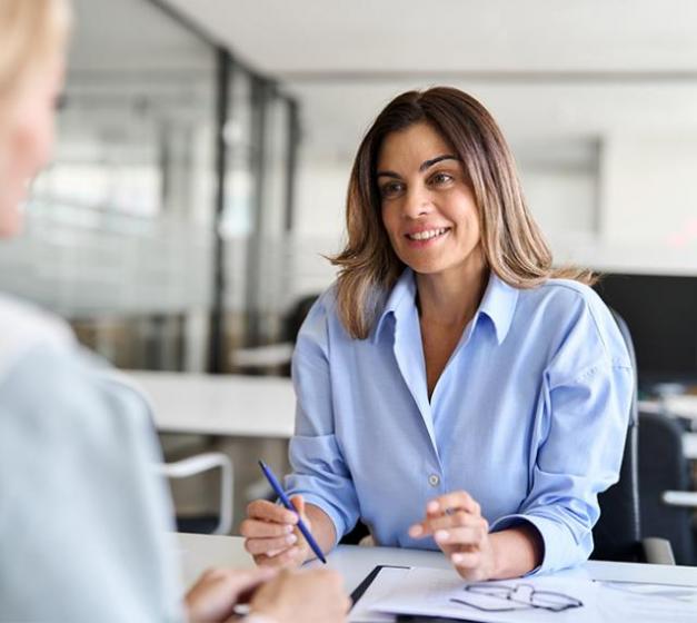 Prévenir les risques et responsabilités avec un avocat en contentieux Au-delà de son rôle dans le règlement des litiges, votre cabinet d'avocats en contentieux des affaires près de Paris 10 peut également vous aider à prévenir certains risques. En examinant vos contrats commerciaux, CONNECT AVOCATS veille à leur solidité juridique et peut vous alerter sur des clauses potentiellement problématiques.  Le cabinet vous conseille aussi dans la rédaction de nouveaux contrats afin de sécuriser vos relations commerciales futures. Cette démarche proactive vous permet de limiter les risques de litiges et de mieux maîtriser vos responsabilités.  Une clause compromissoire, prévoyant le recours à l'arbitrage en cas de litige, doit être rédigée avec une attention particulière. Une formulation imprécise peut la rendre inopérante et vous priver de ce mode alternatif de résolution des conflits.